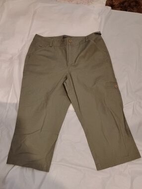Dockers Woman Olive Green Cargo Capri Pants size 8